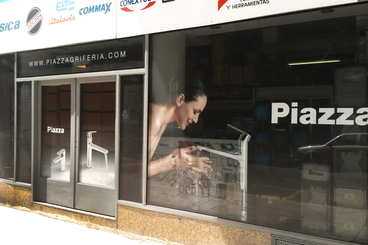 ploteo en vidriera de local comercial